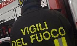 Crolla parte di un rudere disabitato e senza tetto