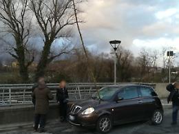 Un ramo come una lancia si infila nel parabrezza  di un'auto, donna miracolata