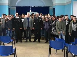 Legalità, l'Arma tira dritto: lezioni e visite nelle scuole