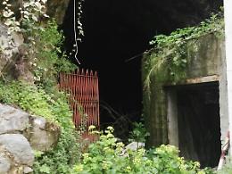 Una stele alla memoria scatena la bufera