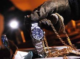 Tenta di rubargli la catenina. La riconosce e sporge denuncia: era Lady Rolex