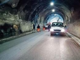 Si stacca un parte di intonaco: chiude il tunnel di viale Roma