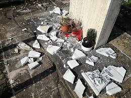 Stele distrutta dall'estrema destra: ecco chi ha rivendicato il gesto