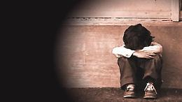 Attira due bimbi di 3 a 9 anni dietro un cespuglio e abusa di uno: arrestato