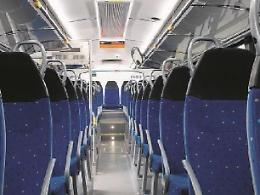 Trovato sul bus senza biglietto: giovane nigeriano dà in escandescenze