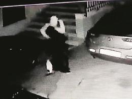Doppio attentato allo studio legale, le telecamere rivelano: è lo stesso uomo
