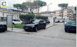 Parcheggio selvaggio: auto in sosta su un marciapiede per ore
