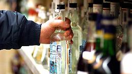 Rubavano liquori pregiati, denunciata coppia di fidanzati