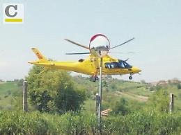 Carica l'erba su un rimorchio: travolto da un ballone di fieno