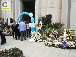 Funerali Lorenzo: musica, palloncini e applausi per l'addio al suo sorriso