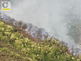 La montagna continua a bruciare: in azione anche un canadair