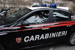 Va a portare l'ultimo saluto ad un defunto, intanto i ladri le rubano l'auto