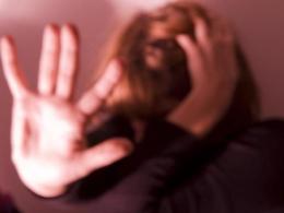 Aggredisce la moglie e la prende a morsi sulla faccia: in manette un 25enne
