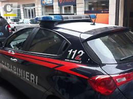 Accoltella il compagno in casa, uomo trasportato in ospedale