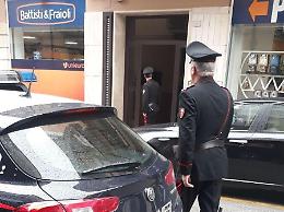 Accoltella il compagno in casa: lui scende in strada urlando e pieno di sangue