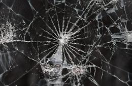 Vetri rotti e carrozzeria graffiata: pendolari nel mirino