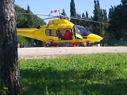 Cade da un muro e rimane a terra con il volto insanguinato: paura per una donna