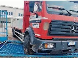 Raid notturno in un'azienda: i banditi portano via tutto e brindano al colpo