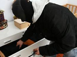 Assalto armato in villa: notte di terrore per la proprietaria, legata dai ladri