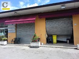 Raid notturno con spaccata: assaltati il bar Zambardino e l'ottica Macciomei