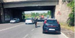 Danneggia un cavalcavia con un autocarro e fugge: camionista nei guai