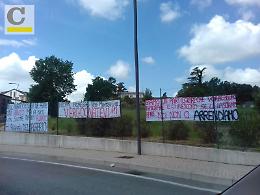 La nuova scuola è pronta ma resta chiusa e gli studenti fanno lezione all'aperto