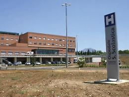 Muore nel negozio dove lavorava: in corso l'autopsia sulla salma del giovane