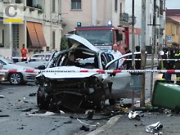 Auto esplosa all'alba: arrestato l'autore dell'attentato incendiario