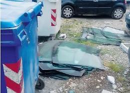 Parabrezza e water abbandonati accanto ai cassonetti: il trionfo dell'inciviltà