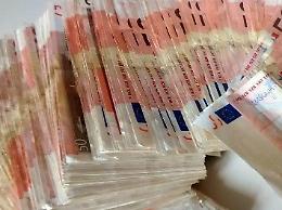 In viaggio in autostrada con 23 mila euro falsi: due uomini in manette