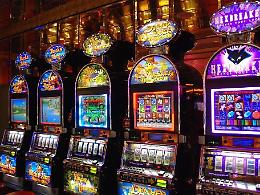 Banda delle slot in azione in un bar: svaligiate le macchinette