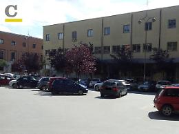 Lascia l'auto in mezzo alla piazza e se ne va: l'indignazione dei cittadini