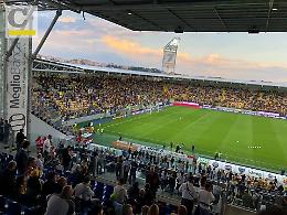Frosinone, missione serie A: i giocatori scaldano i muscoli, i tifosi gli spalti