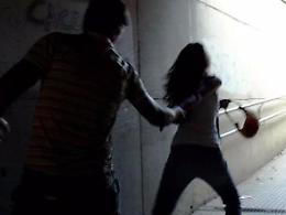 Ragazzina bloccata e palpeggiata da due immigrati: il terribile racconto