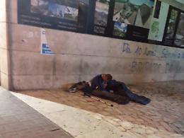 Cassino, il clochard Adam torna in città: immediate le polemiche