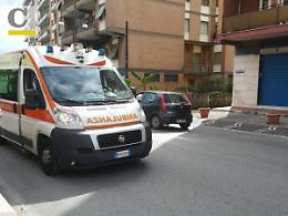 Donna investita mentre attraversa la strada: presa in pieno da un'auto