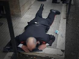 Nigeriano aggredisce impiegati e carabinieri e ne ferisce uno. Arrestato, ma è già libero