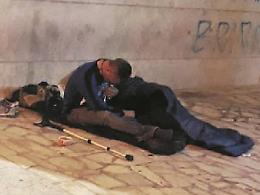 Il clochard Adam torna in piazza con un amico: la situazione si fa critica
