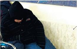 Sfrattato dalla casa popolare, vive in stazione ed ora è anche senza pensione