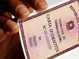 Munito di documenti falsi tenta di truffare l'ufficio postale: ecco com'è finita