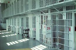 Furibonda lite in carcere: due detenuti feriti a bastonate