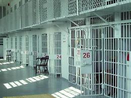Detenuto cerca di darsi fuoco in cella: caos nel carcere di Frosinone
