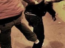 Botte ad un suo coetaneo per un debito: ventiquattrenne finisce in manette