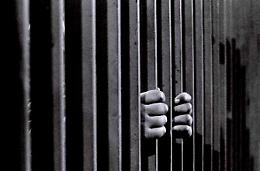 Detenuto prima cerca di darsi fuoco e poi si ferisce con una lametta, l'epilogo