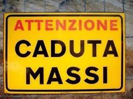 Piovono ancora massi sulla superstrada, tragedia sfiorata