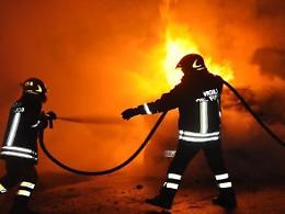 Fiamme in un casolare abbandonato: si tratta di dolo. Notte di paura