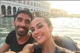 Giorgia e Filippo a gonfie vele tra le gondole e la Sardegna