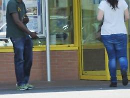Immigrato tenta di rubarle il cellulare. Scoperto, si denuda