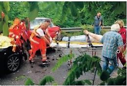 Spaventoso frontale tra due auto: due giovani estratti dalle lamiere
