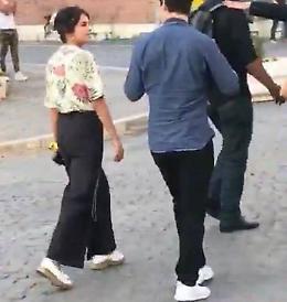 La pop star Selena Gomez e l'attore David Henrie arrivano a Montecassino [FOTO]